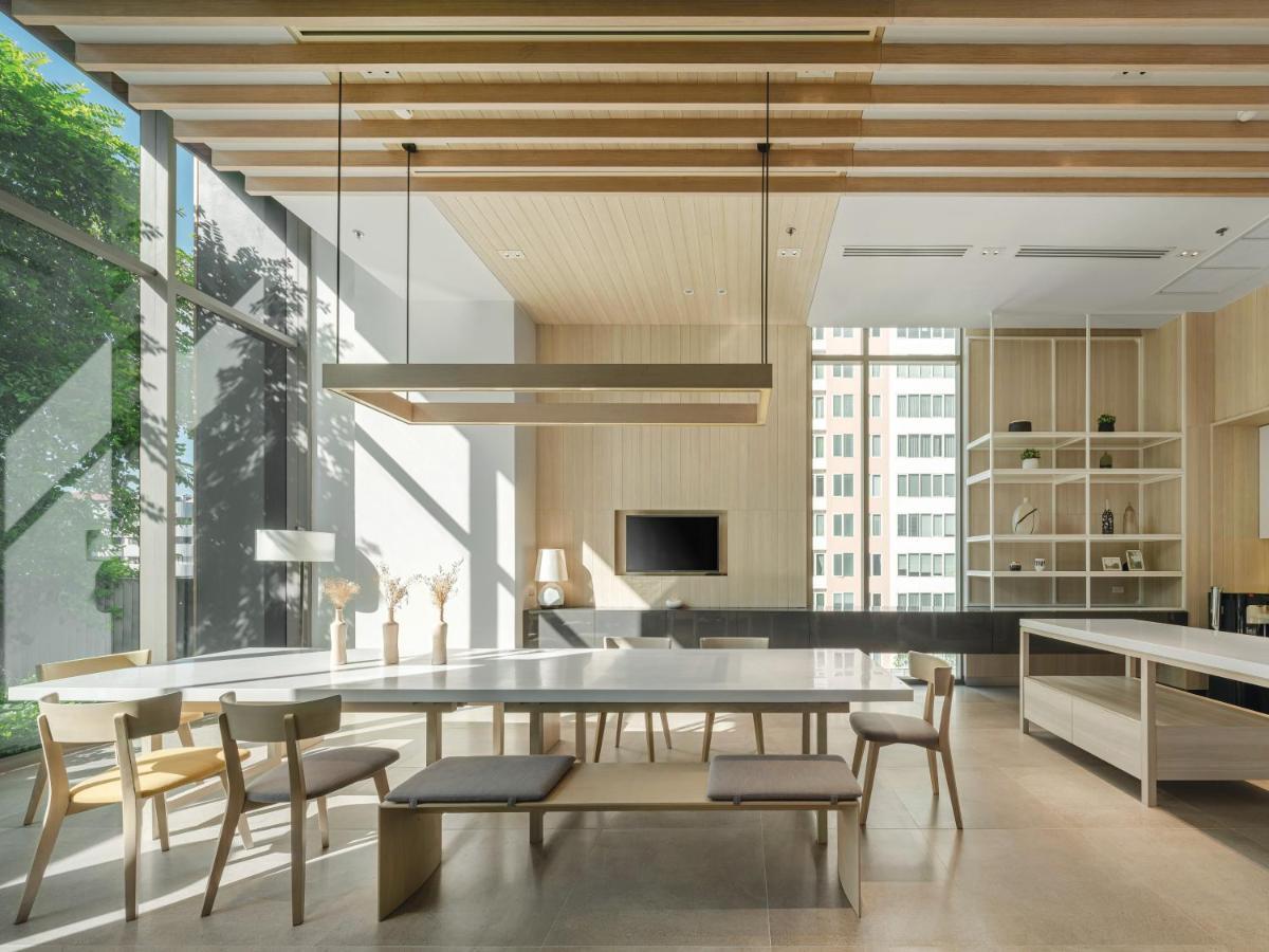 Oakwood Suites Bangkok - SHA Extra Plus Bagian luar foto The Club at The Park