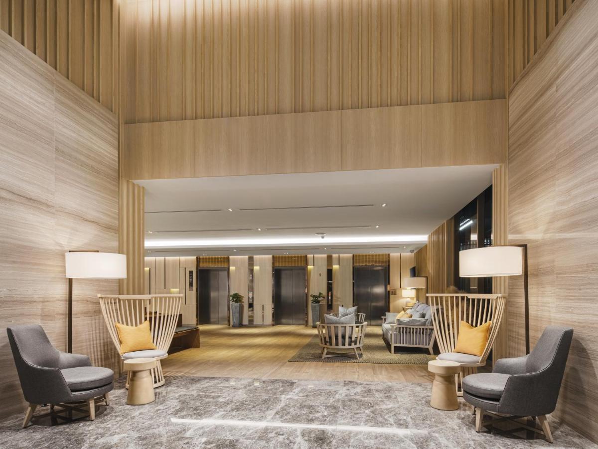 Oakwood Suites Bangkok - SHA Extra Plus Bagian luar foto The lobby of the hotel