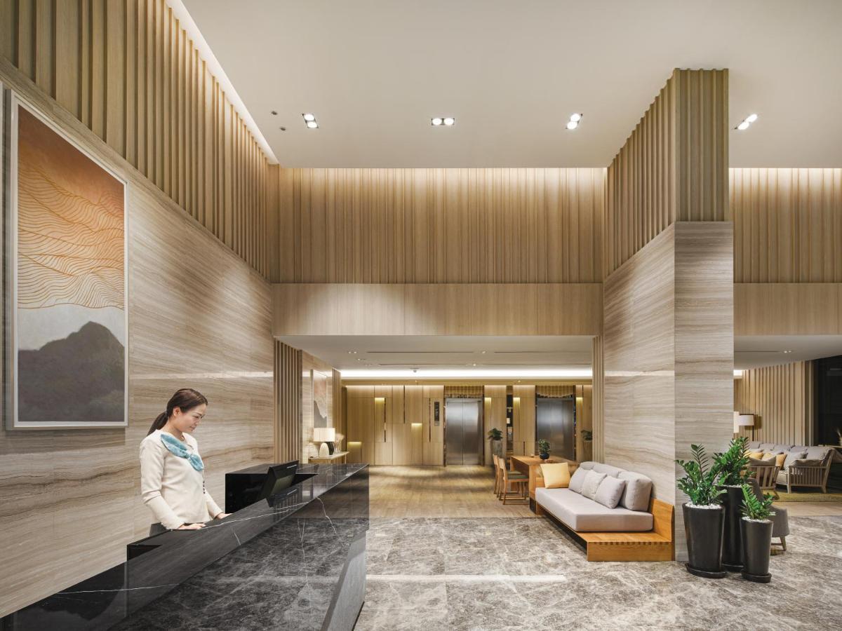 Oakwood Suites Bangkok - SHA Extra Plus Bagian luar foto The lobby of the hotel