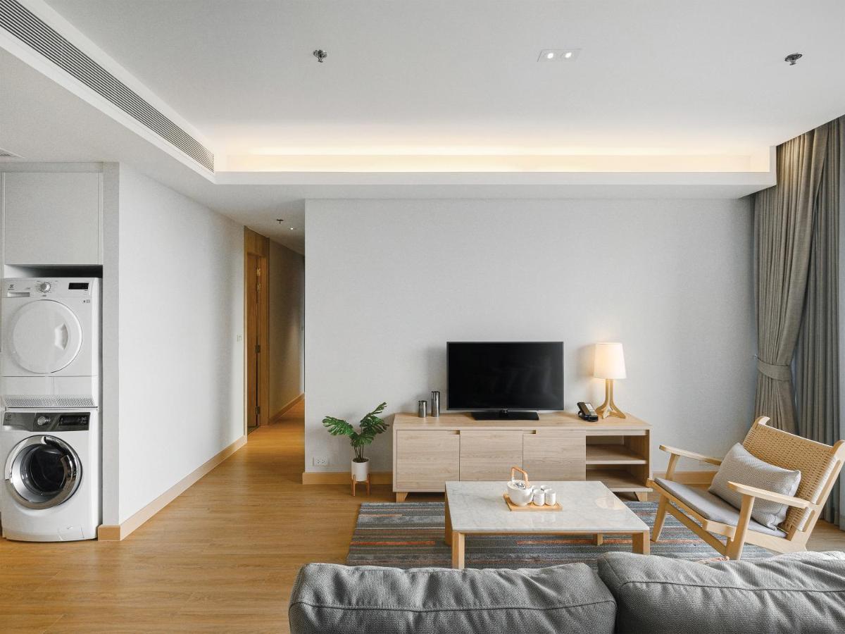 Oakwood Suites Bangkok - SHA Extra Plus Bagian luar foto A living room in a serviced apartment in Hong Kong