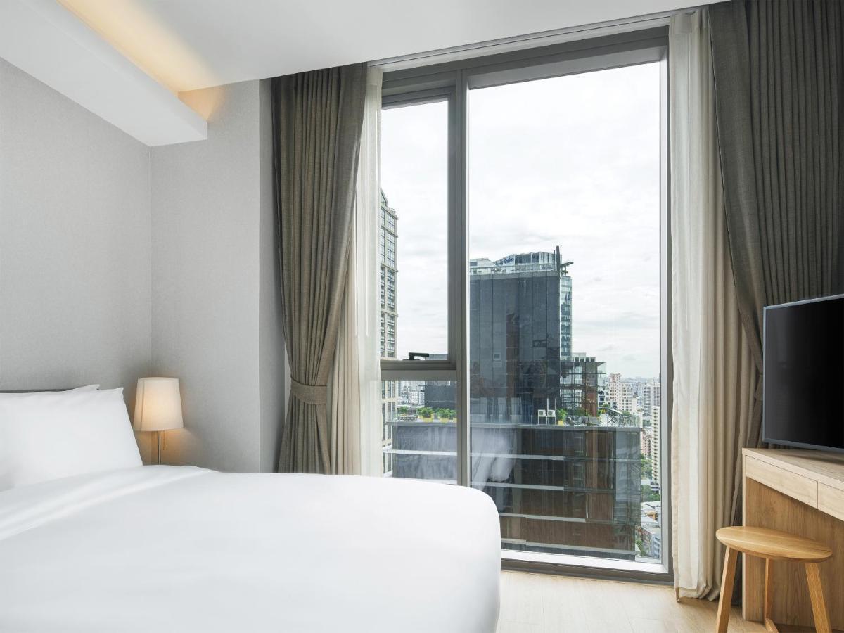 Oakwood Suites Bangkok - SHA Extra Plus Bagian luar foto A bedroom at the hotel