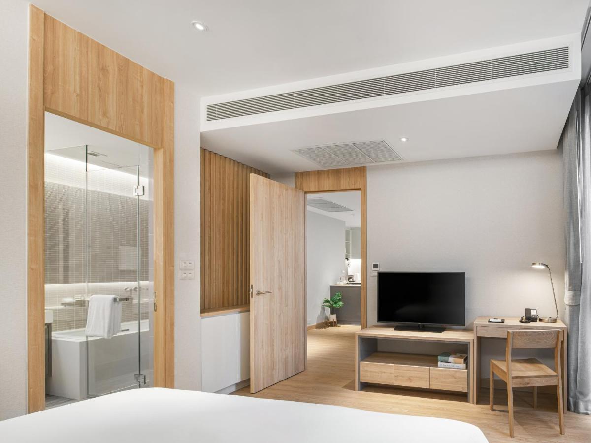 Oakwood Suites Bangkok - SHA Extra Plus Bagian luar foto Deluxe Room