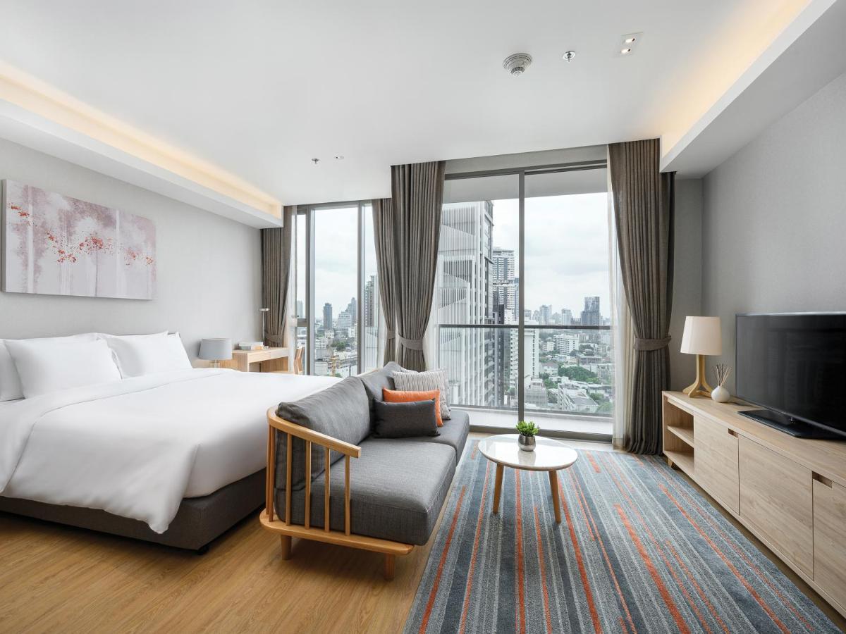 Oakwood Suites Bangkok - SHA Extra Plus Bagian luar foto Deluxe Room