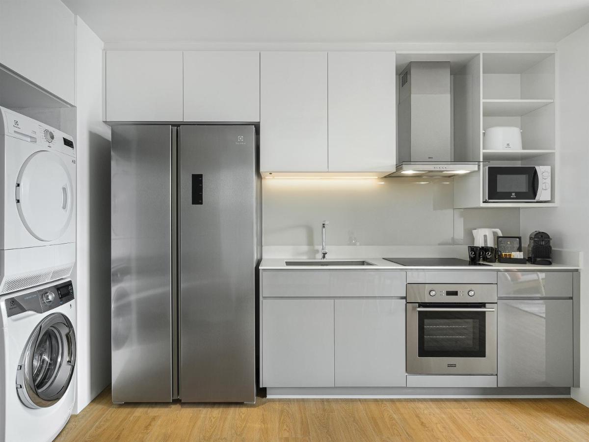 Oakwood Suites Bangkok - SHA Extra Plus Bagian luar foto A modern kitchen