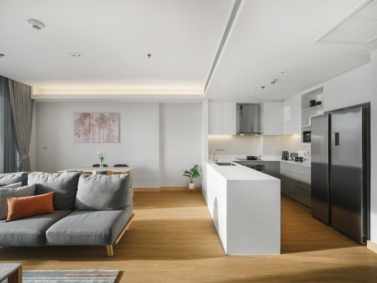 Oakwood Suites Bangkok - SHA Extra Plus Bagian luar foto