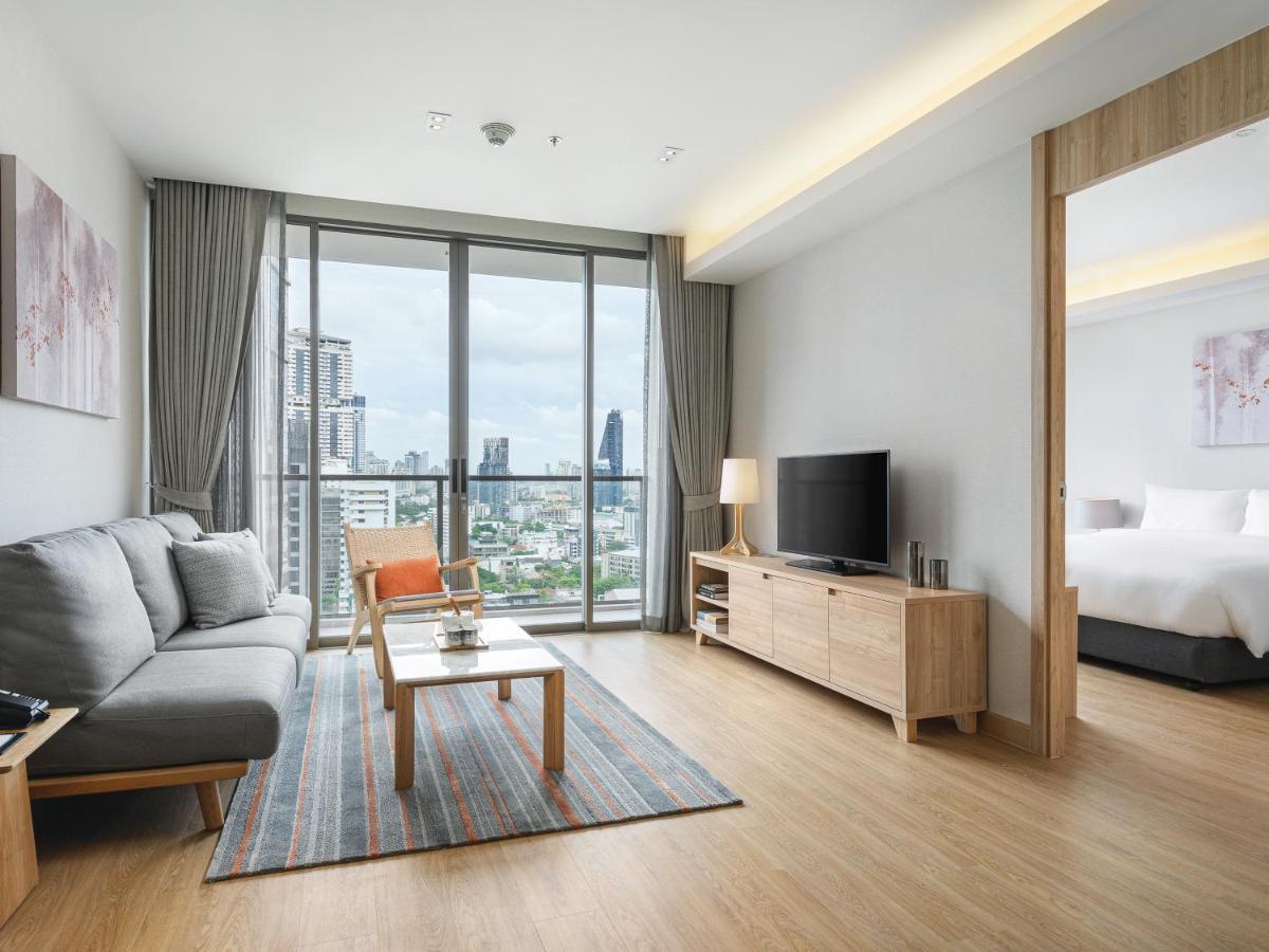 Oakwood Suites Bangkok - SHA Extra Plus Bagian luar foto Living room