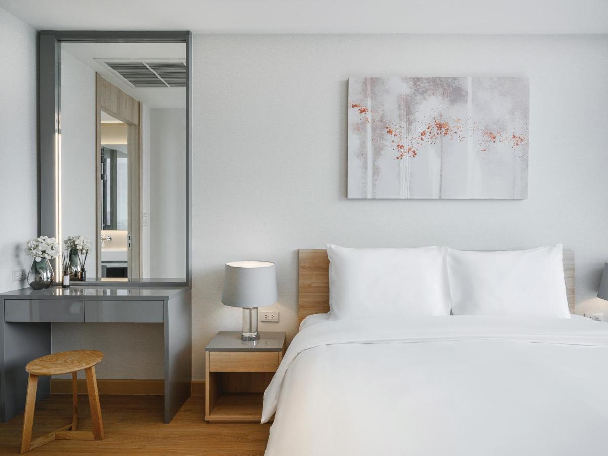 Oakwood Suites Bangkok - SHA Extra Plus Bagian luar foto A bedroom at the hotel