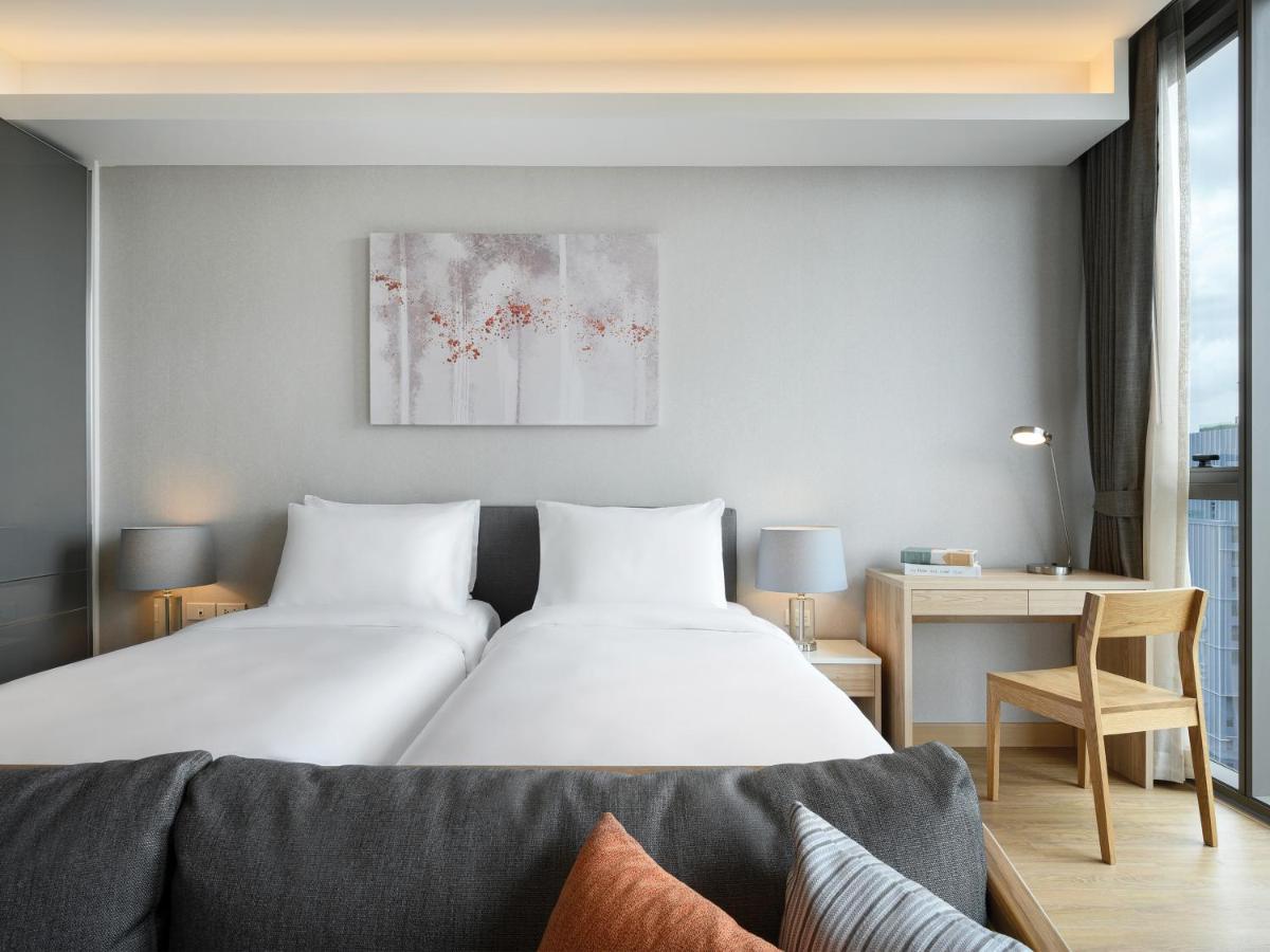 Oakwood Suites Bangkok - SHA Extra Plus Bagian luar foto A room at the hotel