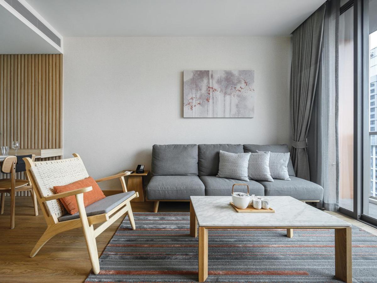 Oakwood Suites Bangkok - SHA Extra Plus Bagian luar foto A living room in a serviced apartment in Shanghai, China