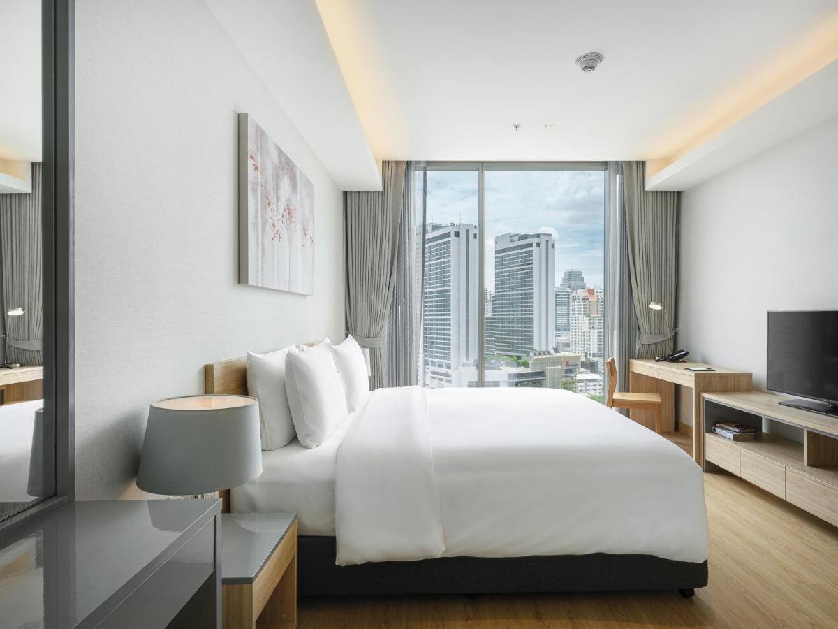 Oakwood Suites Bangkok - SHA Extra Plus Bagian luar foto Bedroom