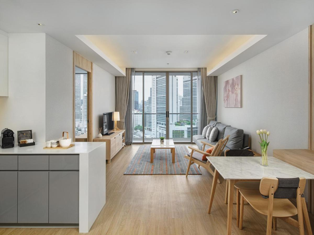 Oakwood Suites Bangkok - SHA Extra Plus Bagian luar foto A typical apartment at the complex
