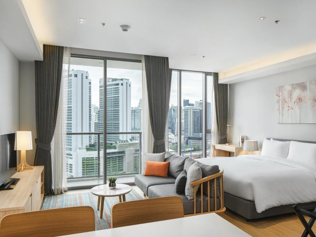Oakwood Suites Bangkok - SHA Extra Plus Bagian luar foto Deluxe Room