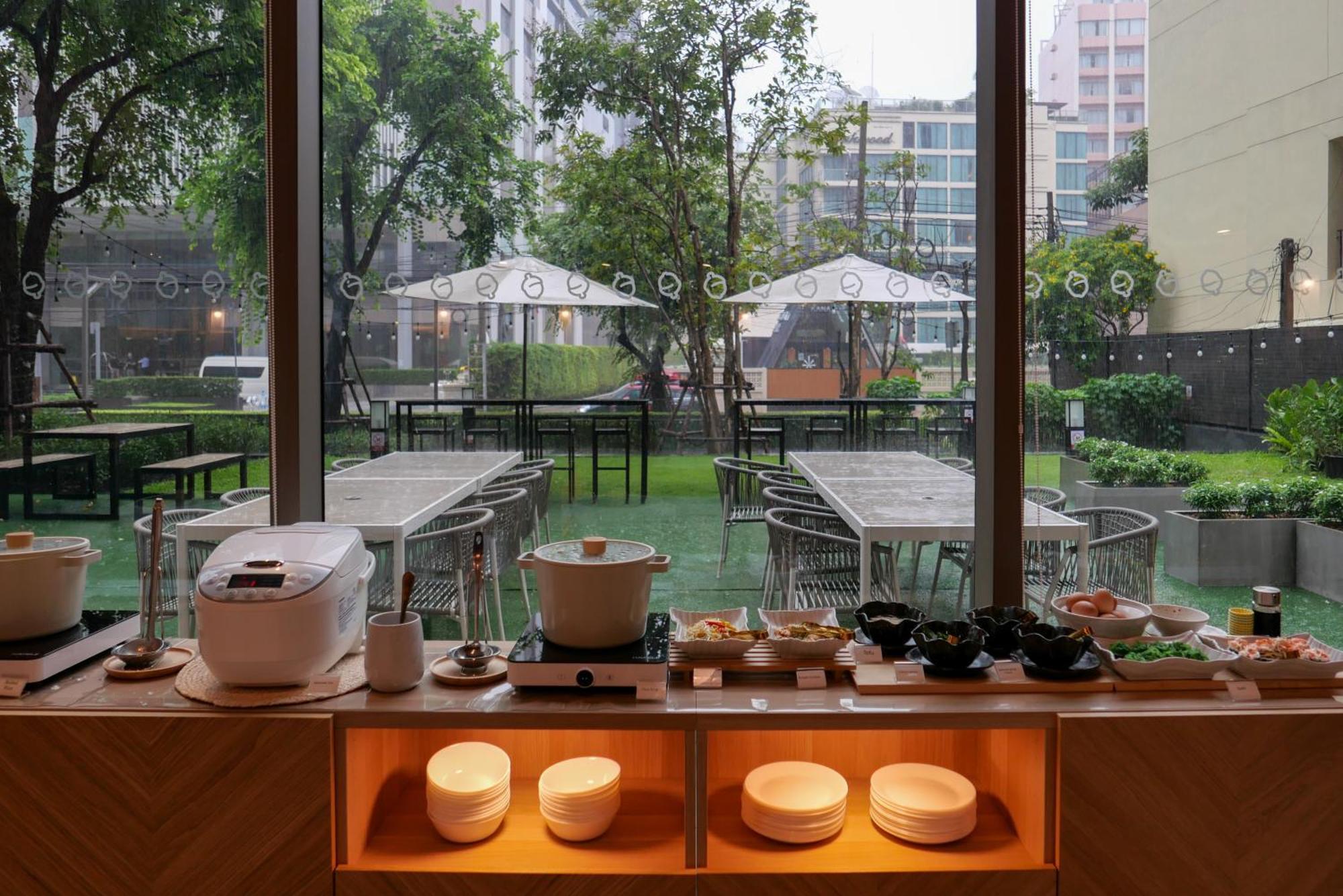 Oakwood Suites Bangkok - SHA Extra Plus Bagian luar foto