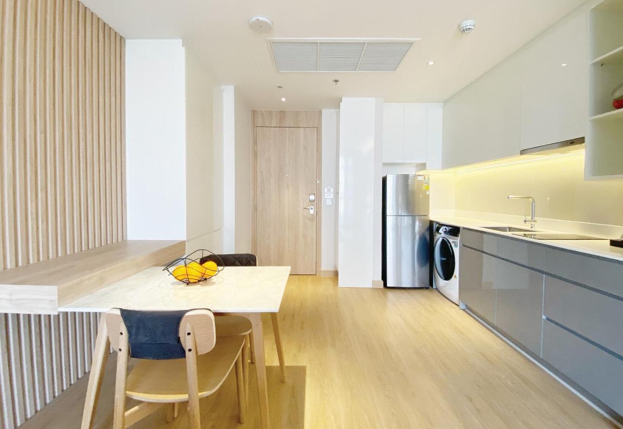 Oakwood Suites Bangkok - SHA Extra Plus Bagian luar foto A typical kitchen in a serviced apartment