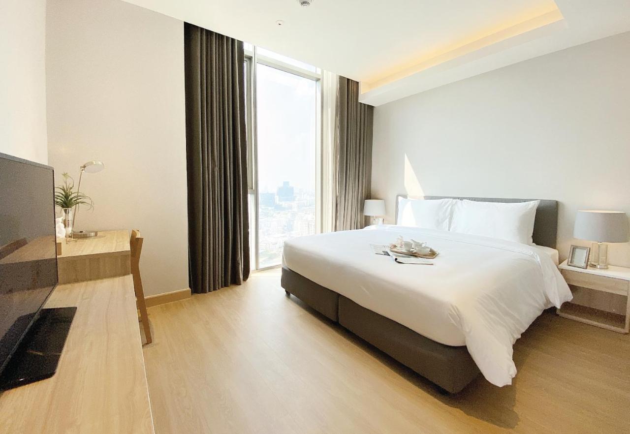 Oakwood Suites Bangkok - SHA Extra Plus Bagian luar foto Deluxe Room