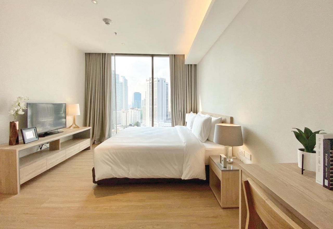 Oakwood Suites Bangkok - SHA Extra Plus Bagian luar foto A bedroom at the hotel