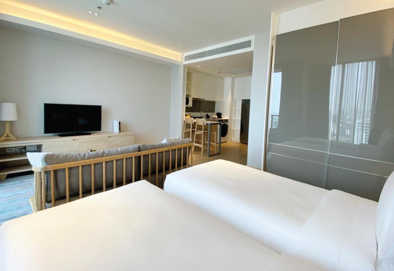 Oakwood Suites Bangkok - SHA Extra Plus Bagian luar foto A room at the hotel