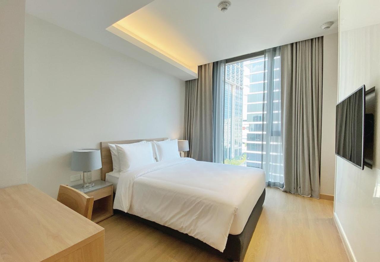 Oakwood Suites Bangkok - SHA Extra Plus Bagian luar foto A bedroom at the hotel
