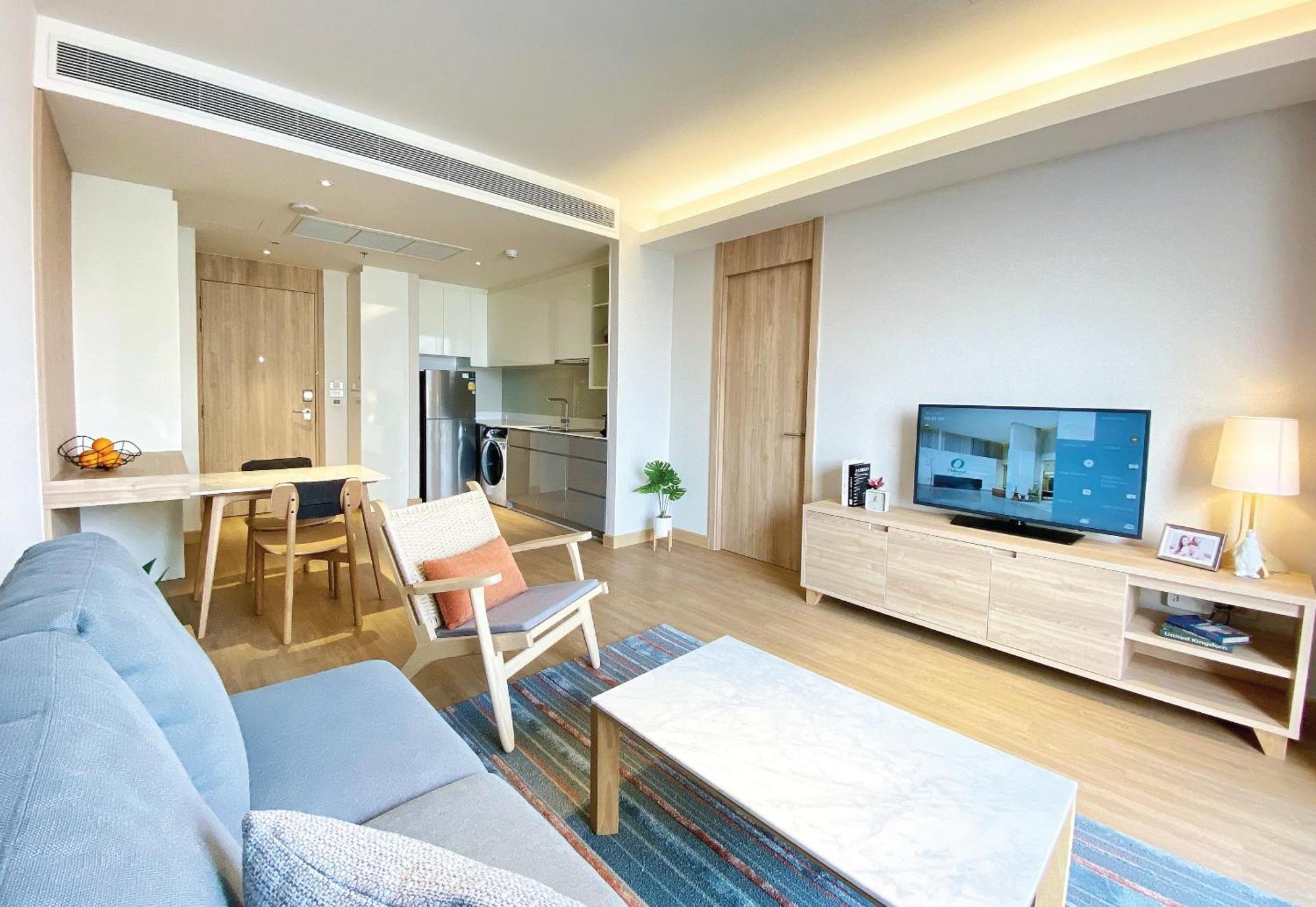 Oakwood Suites Bangkok - SHA Extra Plus Bagian luar foto A typical apartment at The Panorama
