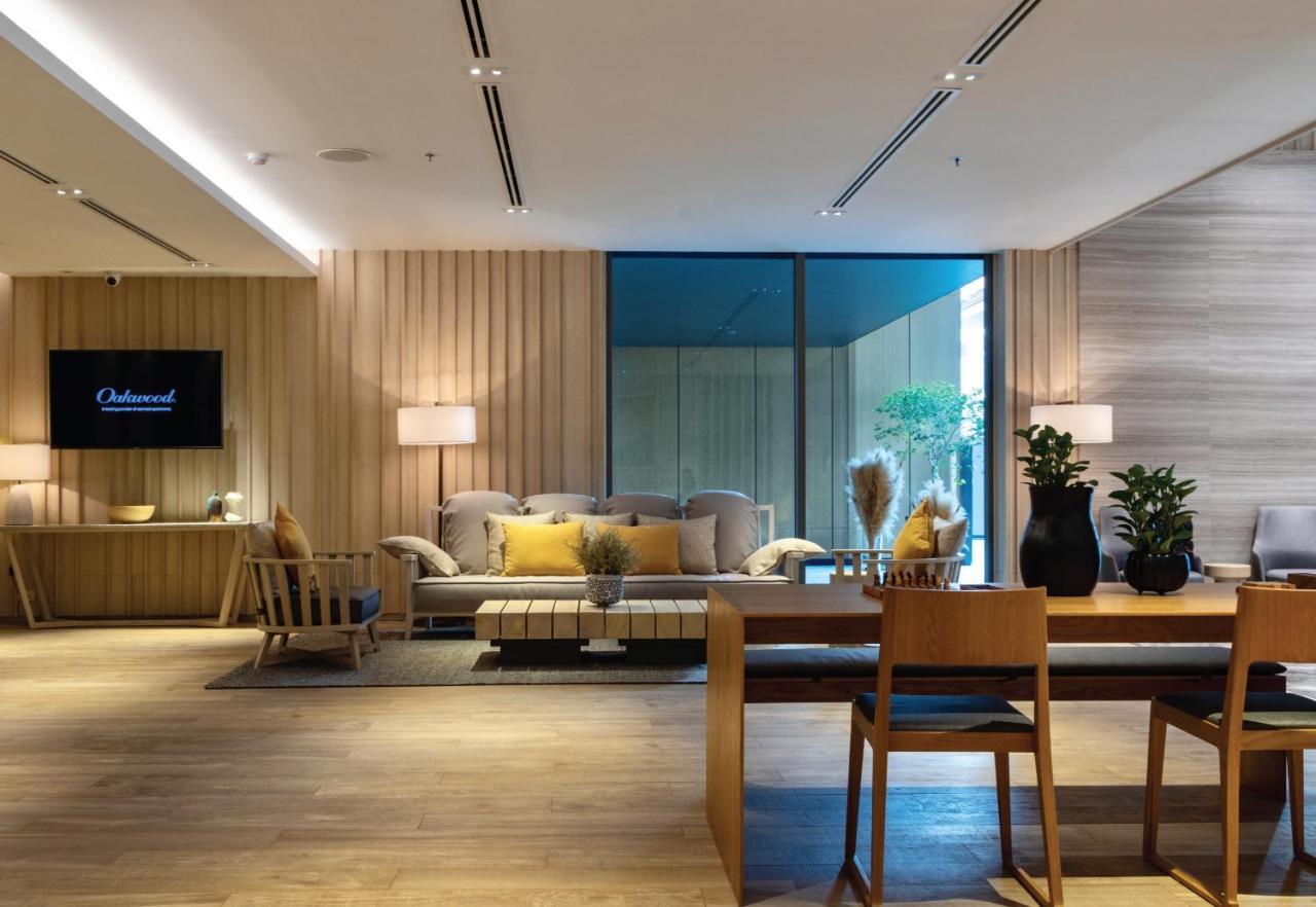 Oakwood Suites Bangkok - SHA Extra Plus Bagian luar foto The living room of a three-bedroom residence
