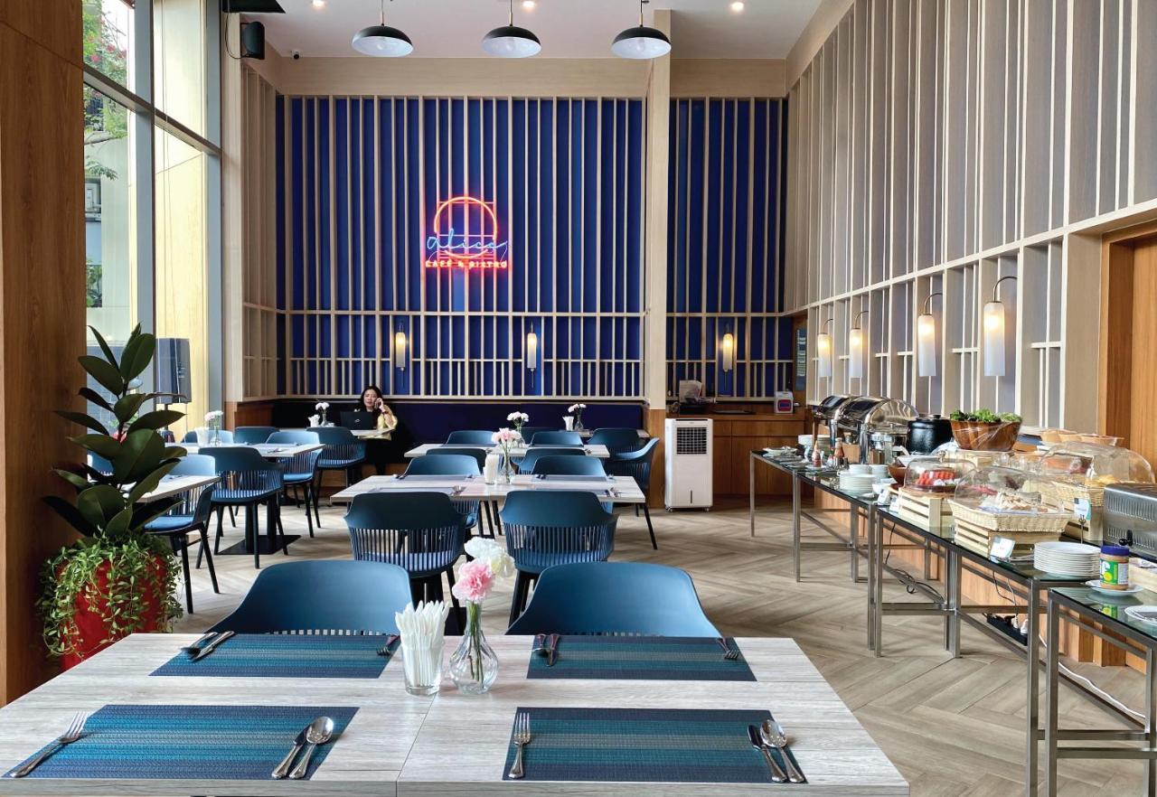 Oakwood Suites Bangkok - SHA Extra Plus Bagian luar foto The restaurant
