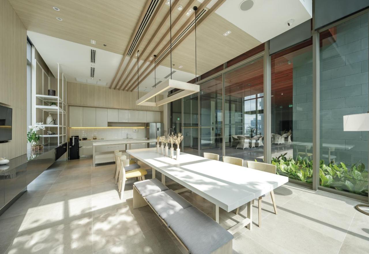 Oakwood Suites Bangkok - SHA Extra Plus Bagian luar foto The interior of the house
